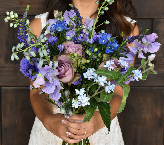 DIY Bridal Bouquet That Looks Beautiful in Photos